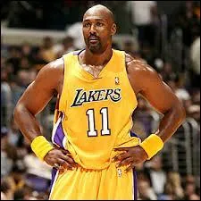 Au sein de quelle équipe NBA Karl Malone a-t-il évolué pendant 18 saisons (avant sa dernière saison passée chez les Lakers de Los Angeles) ?