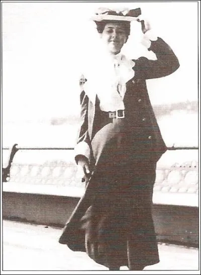 Jeune, Agatha dploie d'autres talents artistiques que l'criture, lesquels ?