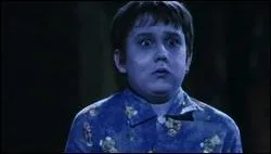 Quel sort Hermione lance-t-elle à Neville pour qu'il se taise et qu'il n'essaye pas d'empêcher Harry, Ron et elle-même de passer devant le chien à trois têtes ?