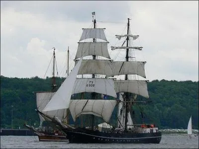 Construit à Rosslau (Allemagne) en 1952, ce brick élégant porte le nom du découvreur du Pôle sud : qui était-il ?
