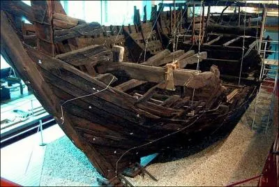 Voici les restes d'une cogue de 1380, dans le musée de Brême. Mais d'où vient son nom de "cogue" ?