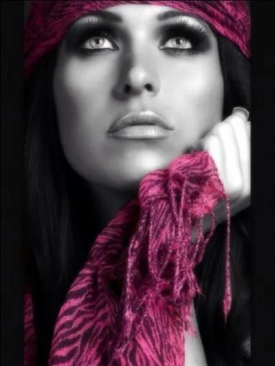 Une écharpe est un vêtement servant à protéger le cou, mais aussi :