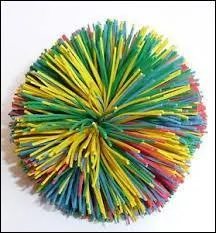 Comment s'appelle cette balle composée de brins de caoutchouc ?