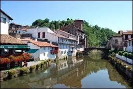 Ville basque dans le Pays de Cize, Saint-Jean-Pied-de-Port se situe dans le département ...