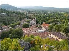 Je vous emmène à Mazaugues. Commune Varoise, elle se situe en région ...