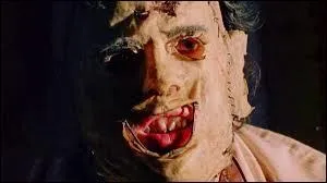 Ce personnage de cinéma a la particularité de se confectionner des masques à l'aide de peaux humaines. Nommé "Leatherface", c'est la figure emblématique d'une fameuse saga de films d'horreur. Laquelle ?