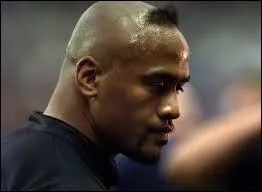 Novembre : Jonah Lomu était une divinité du rugby incarnée ! De quelle équipe nationale défendait-il les couleurs ?