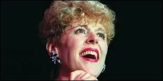 Septembre : Avant de devenir une ''one-woman-show'' extraordinaire, quel était le métier de Sylvie Joly ?