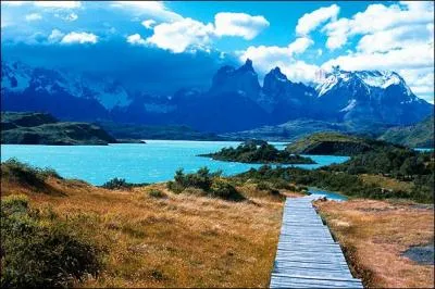 Azul signifie "bleu" en espagnol, mais c'est aussi une ville se situant en (au)...