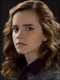 Pour quelle raison Hermione suit-elle plus de cours que les autres ?