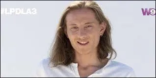 Comment s'appelle le prince prétendant qui pense que ses blagues sont drôles ?