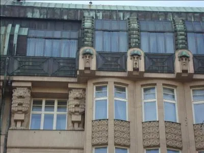 Levez les yeux et vous saurez où se trouvent ces scupltures art déco.