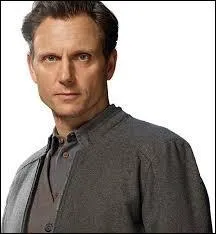 Quel acteur incarne le personnage d'Andrew Prior ?