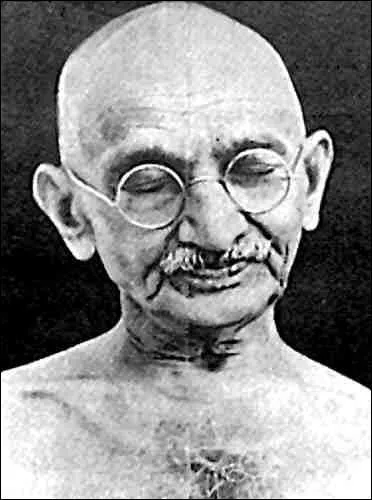 Voici un autre apôtre de la non-violence mort assassiné, après Jésus et juste avant Lennon. C'était un être végétarien et doux qui révolutionna son pays. Spirituel, il savait fort bien les défauts de l'hindouisme, sa religion.
