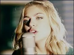 À quelle émission a-t-elle participé plus petite ?