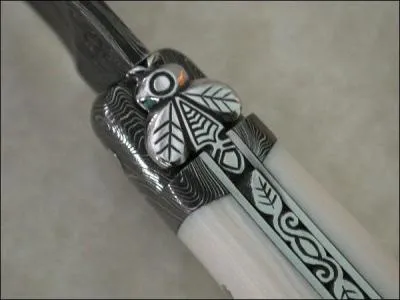 Quel animal est représenté sur les couteaux « Laguiole » à l'arrêt de la lame ?