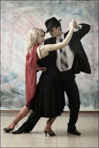 Je finis ces bals avec une question à deux balles ! Quel personnage rencontre-t-on dans le roman "San Antonio chez les Mac" ?