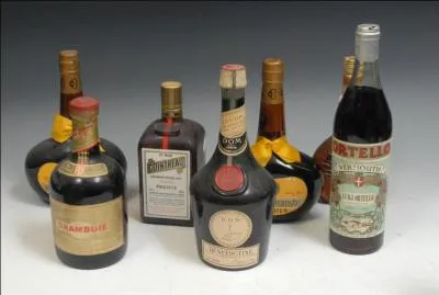 Liqueur préparée à partir de plantes locales et de vingt-sept épices orientales :