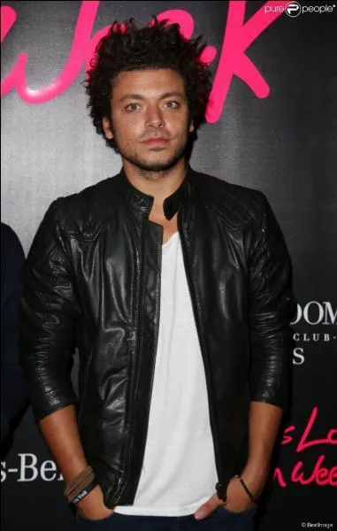 Pour finir, comme s'appelle ce garçon aux magnifiques cheveux bouclés ?