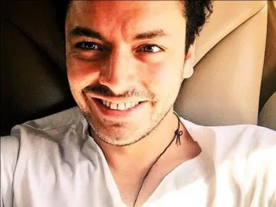 Quel est son nom de scène ?