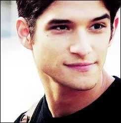 Et lui, il a joué le rôle de Scott McCall dans la série 'Teen Wolf'.