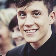 Comment se nomme ce jeune garçon qui chante et danse parfaitement ?