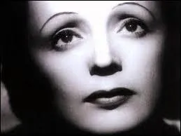 Piaf accepte-t-elle que l'on rit d'elle ?
