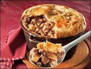 Bon, vous avez pris du dessert mais voici qu'arrive, en retard, la grand-mère du lac Saint-Jean avec la vraie affaire. Qu'est-ce donc et avec quelle viande l'a-t-elle faite ?