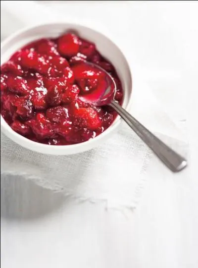 C'est la classique sauce aux canneberges qui accompagne la dinde traditionnelle. Mais il existe un autre mot que vous entendrez pour dire canneberge au Québec. Il nous vient des autochtones et c'est...