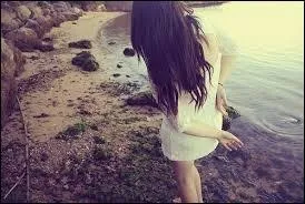 « Je suis du sud de la France, me dit-elle avec un fort accent lyonnais, et je fais mes études à Paris. Je rentrerai chez moi ... les prochaines vacances scolaires. Ma mère est très malade, vous savez. Il ne lui reste que moi. »