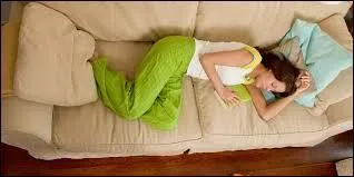 Mon époux est très silencieux. J'ai ainsi pu dormir au calme, blottie dans le canapé du salon. Il m'a ... d'un baiser sur le front.