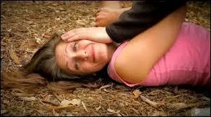 « Bien sûr, répondis-je ». Bien sûr, sale porc. ...-moi pour une idiote. Ramène un gibier de plus. Quel sera le prénom de celui de demain ? Comme d'habitude, tu lui auras dit que nous étions frère et sœur, afin qu'elle ne se méfie pas. Immonde être, tu ne mérites même pas d'exister.