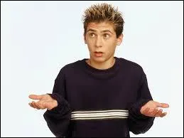 Dans le feuilleton, Reese est plus grand que Malcolm. 
Quel âge a-t-il par rapport à Malcolm dans la réalité ?