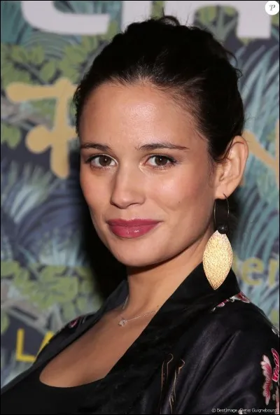 Lucie Lucas est une belle jeune femme aux cheveux châtains et aux yeux ...