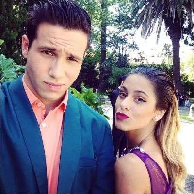 Pourquoi Alex se donne-t-il une fausse identité ?