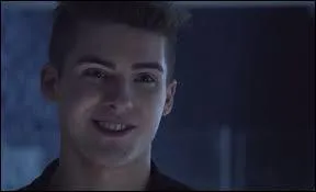 Comment s'appelle l'ami d'enfance de Scott et de Stiles, qui veut faire partie de la meute de Scott ?