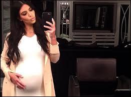 De qui Kim Kardashian est-elle enceinte ?
