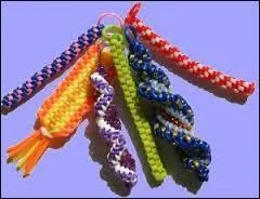 Comment appelle-t-on ces tressages de fils colorés ?