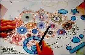 Comment s'appelle ce jeu de dessin qui permet de tracer des figures géométriques à l'aide de roues et anneaux dentés en plastique ?