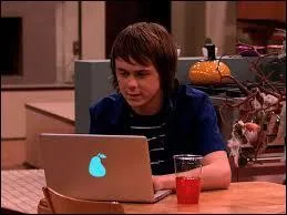 Dans quelle série Nickelodeon, Ratliff a-t-il fait une apparition ?
