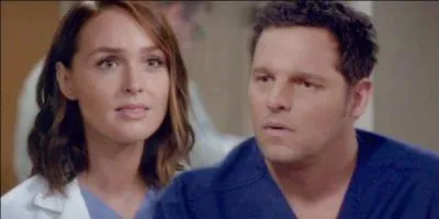 Dans la saison 12, épisode 8, que fait Alex à la fin de l'épisode ?