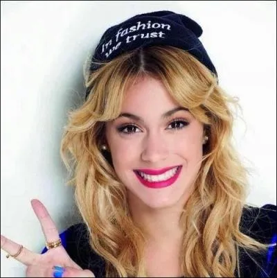 Dans la saison 1, quelle chanson interprète Violetta pour intégrer le Studio 21 ?