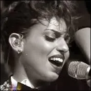 Toujours dans le domaine de la musique, quelle femme chante l'utilité de marcher au soleil ?