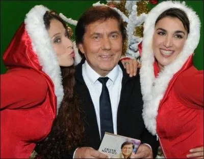 On comprend mieux pourquoi il chante que "Toutes les femmes sont belles"...
Qui est bien entouré sur cette photo ?