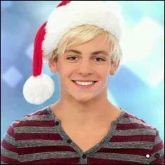 Joyeux Noël les filles ! 
Comment s'appelle ce blondinet sorti tout droit de l'univers Disney Channel ?