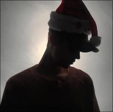 Il hésitait entre la casquette et le bonnet de Noël, il a mis les deux ! 
Qui cherche encore son style ?