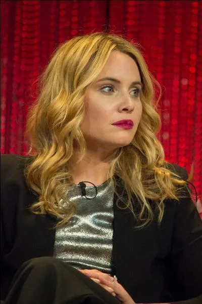 Qui interprète le rôle de Camille « Cami » O'Connell ?