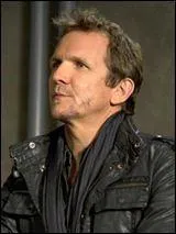 Qui interprète le rôle de Mikael Mikaelson ?