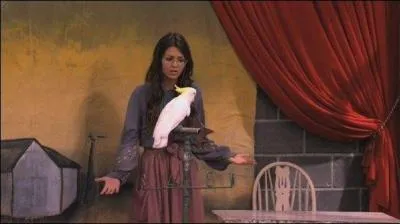 Quel est le titre de la scène que doit jouer Tori pour pouvoir jouer dans des pièces ?