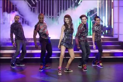 Quel est le titre de la chanson que Tori chante au spectacle de sa sœur ?